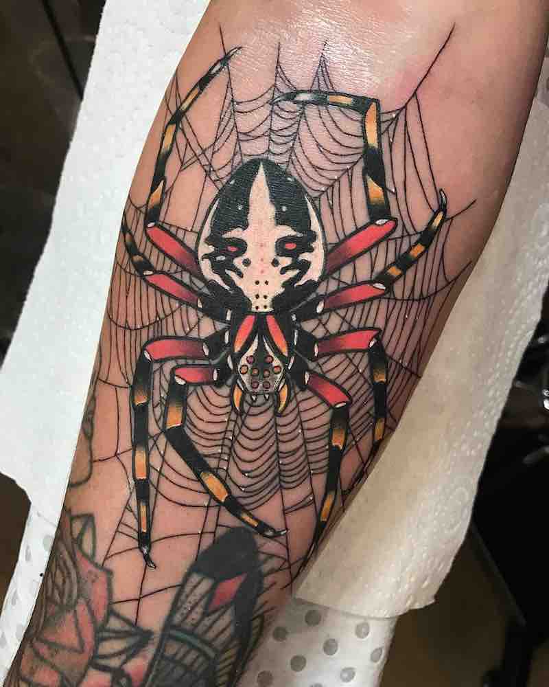 Mujer con un tatuaje de araña Mujer con un tatuaje de araña