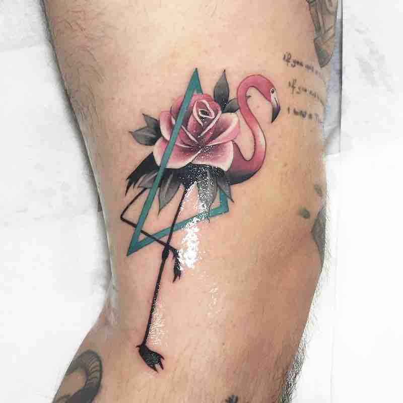 una persona con un tatuaje de flamenco una persona con un tatuaje de flamenco