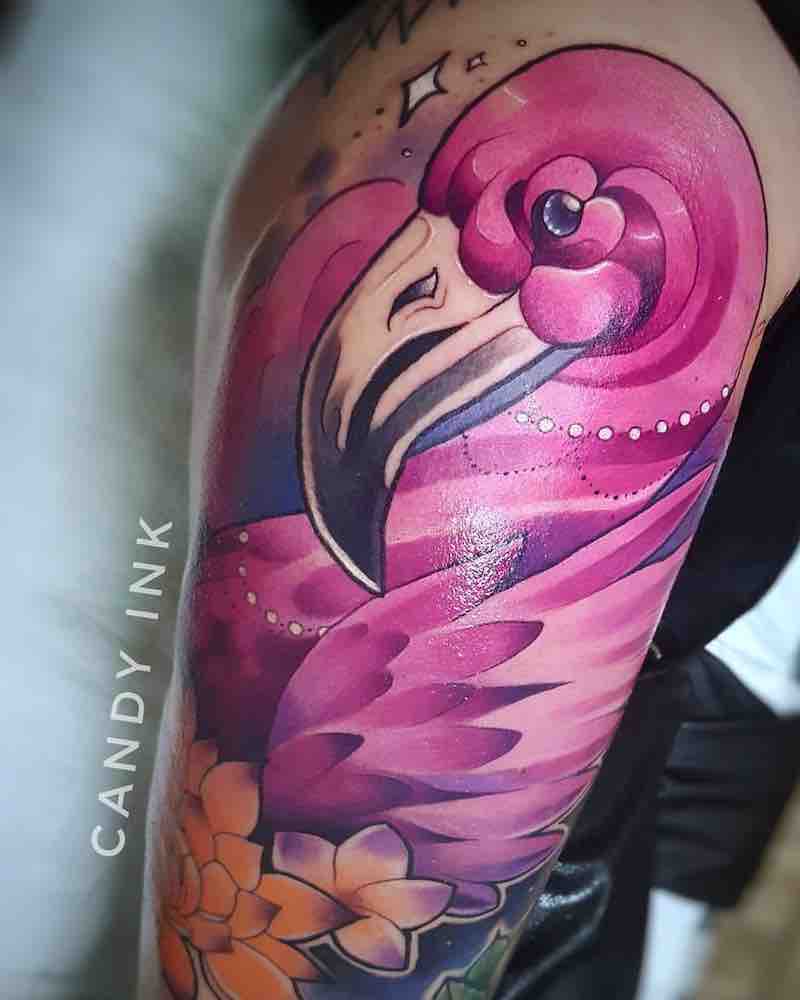 Hombre con tatuaje de flamenco Hombre con tatuaje de flamenco
