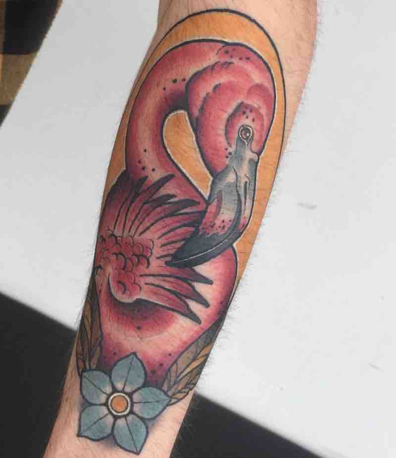 Mujer con tatuaje de flamenco Mujer con tatuaje de flamenco
