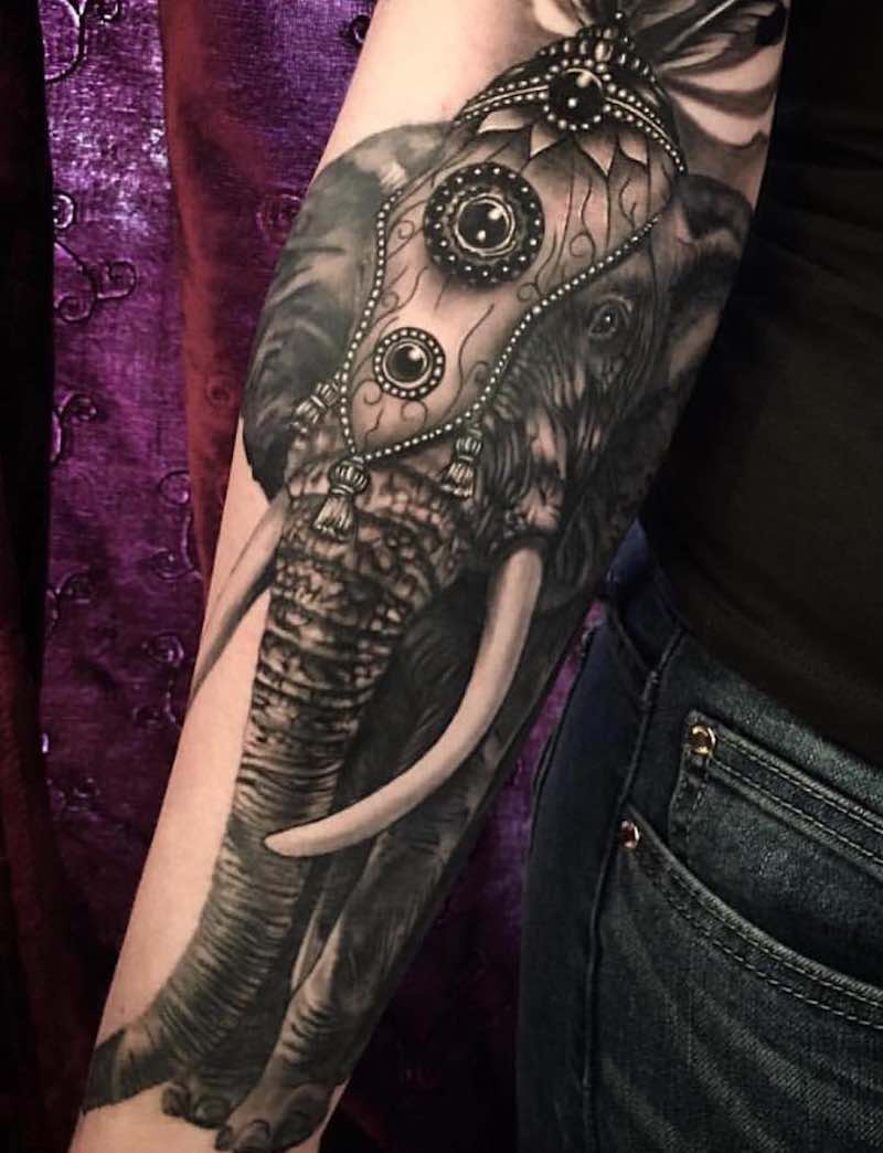 Mujer con tatuaje de elefante Mujer con tatuaje de elefante