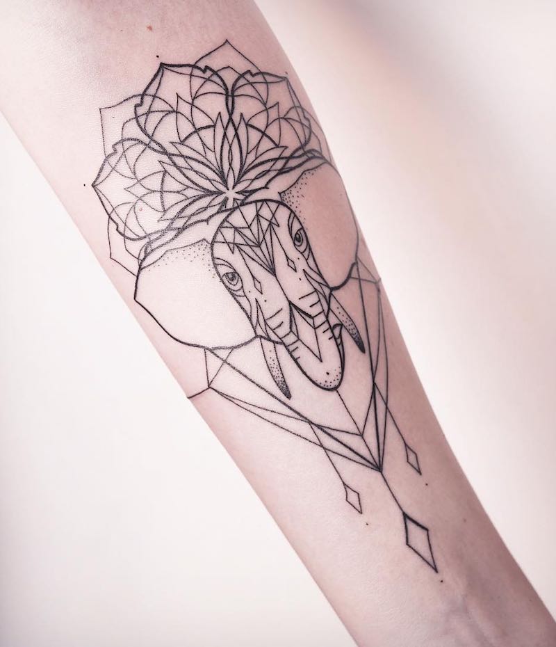 Una mujer con un tatuaje de elefante Una mujer con un tatuaje de elefante