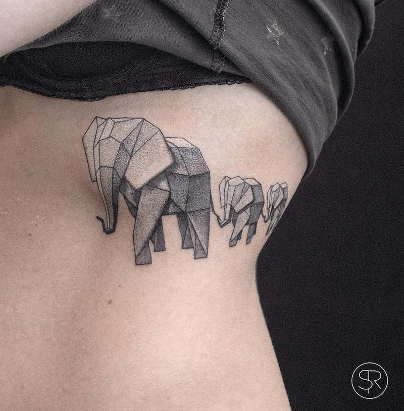 Mujer con tatuaje de elefante Mujer con tatuaje de elefante