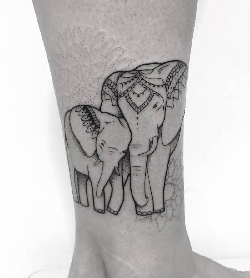 Mujer con un tatuaje de elefante Mujer con un tatuaje de elefante