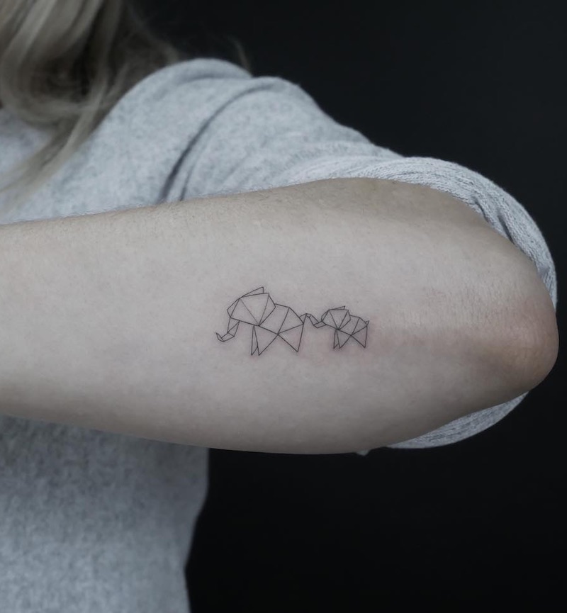 Persona con un tatuaje de elefante Persona con un tatuaje de elefante