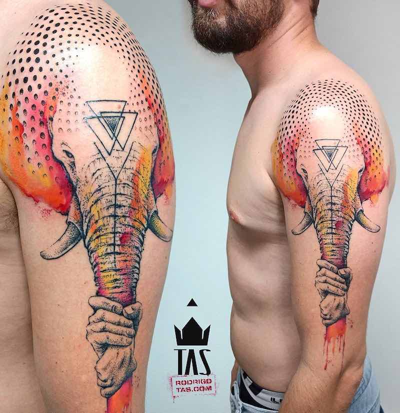 Un tatuaje de elefante moderno Un tatuaje de elefante moderno