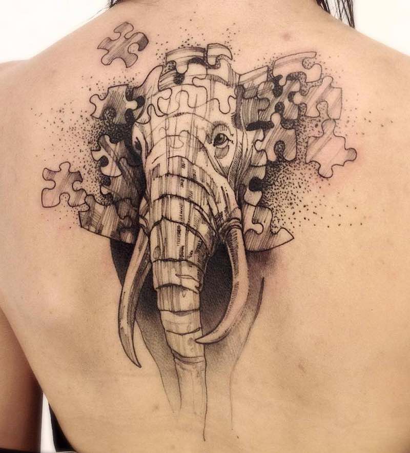 Mujer con tatuaje de elefante Mujer con tatuaje de elefante