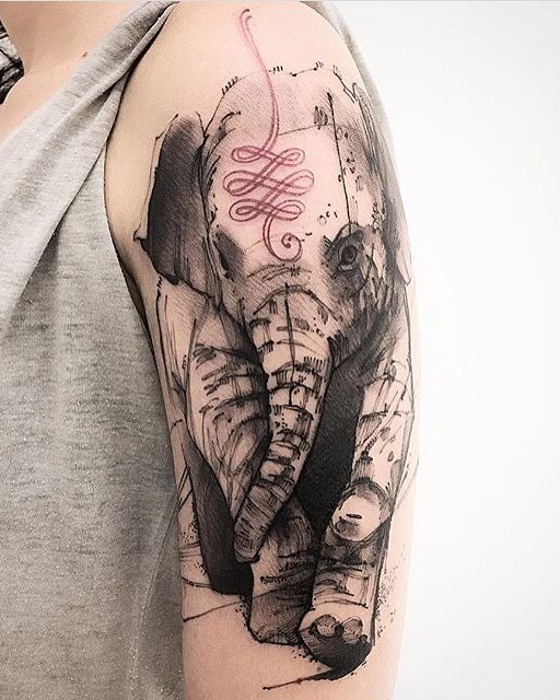 una persona con un tatuaje de elefante una persona con un tatuaje de elefante