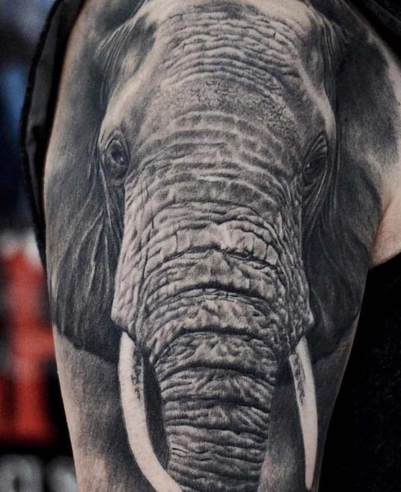 Persona con un tatuaje de elefante Persona con un tatuaje de elefante