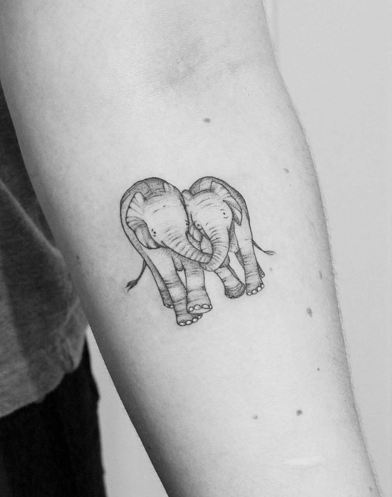 Mujer con un tatuaje de elefante Mujer con un tatuaje de elefante