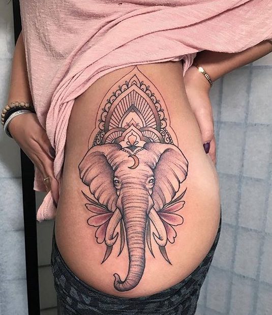 Hombre con tatuaje de elefante Hombre con tatuaje de elefante