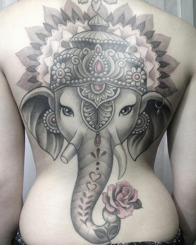 Mujer con un tatuaje de elefante Mujer con un tatuaje de elefante
