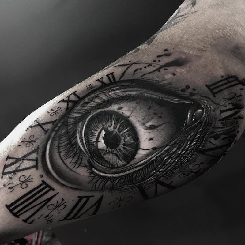 Un hombre con un tatuaje de reloj Un hombre con un tatuaje de reloj