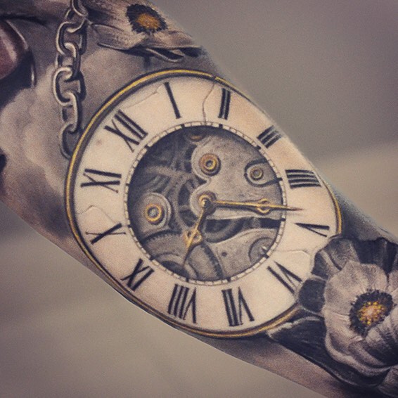Mujer con un tatuaje de reloj Mujer con un tatuaje de reloj