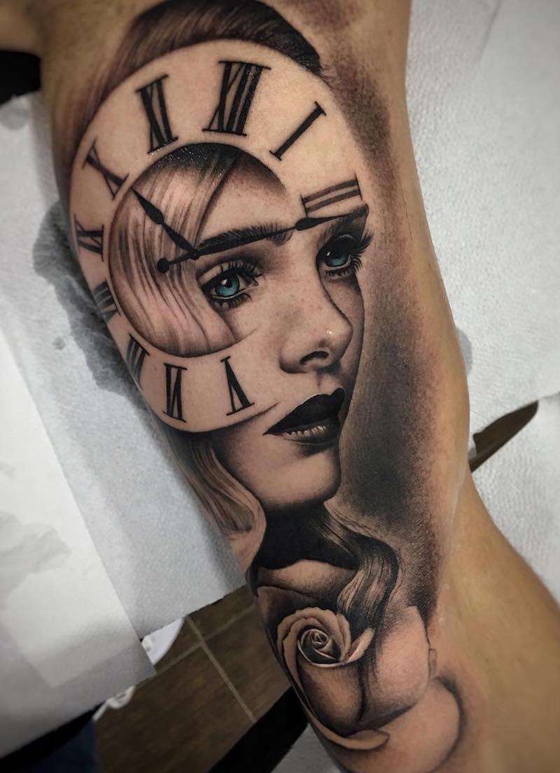 una persona con un tatuaje de reloj una persona con un tatuaje de reloj