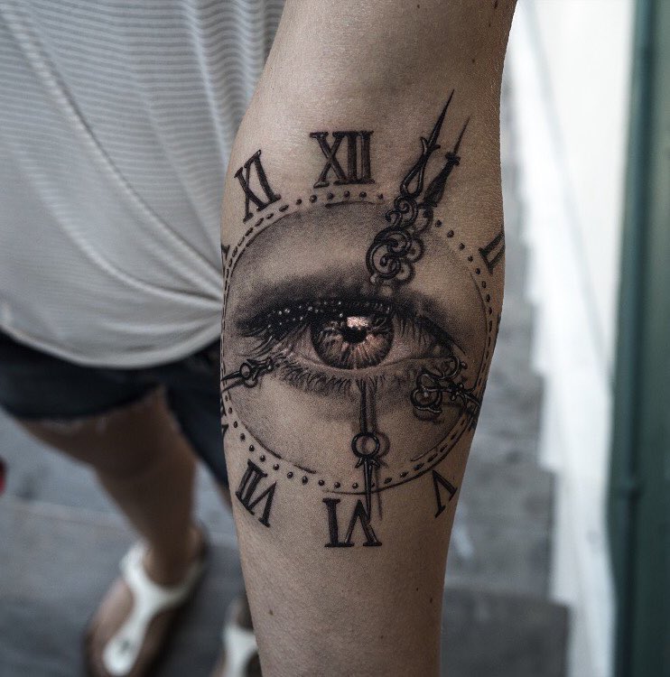 Un hombre con un tatuaje de reloj Un hombre con un tatuaje de reloj