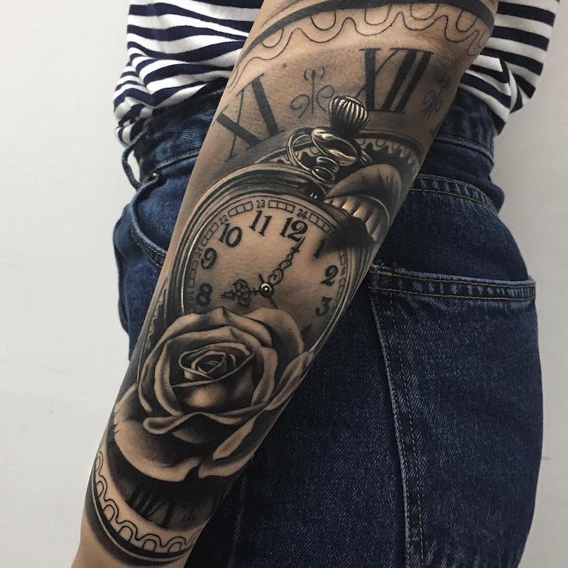 Mujer con un tatuaje de reloj Mujer con un tatuaje de reloj