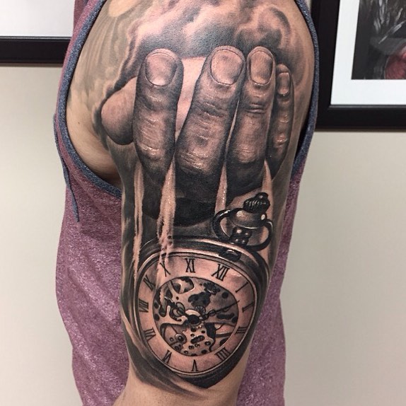 Un tatuaje de reloj de este año Un tatuaje de reloj de este año