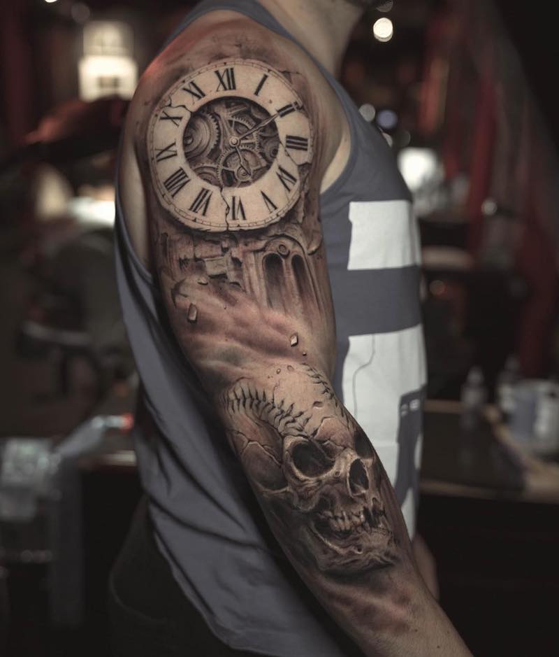 Un hombre con un tatuaje de reloj Un hombre con un tatuaje de reloj