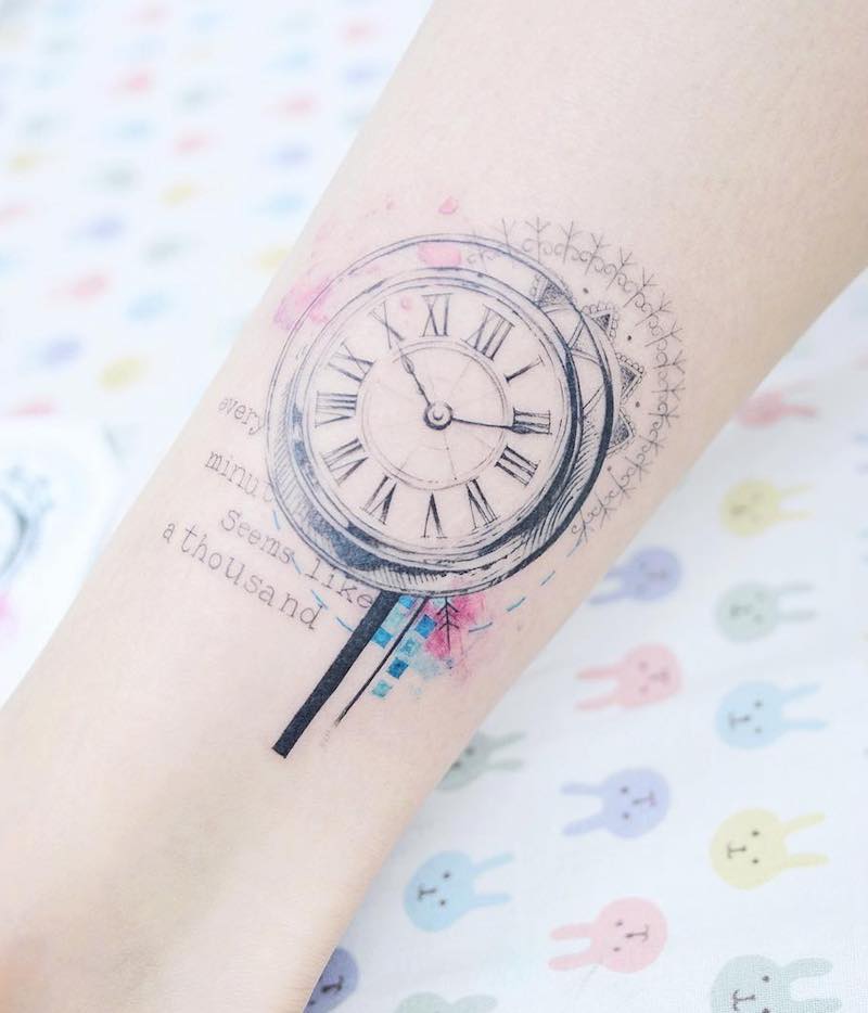 una persona con un tatuaje de reloj una persona con un tatuaje de reloj