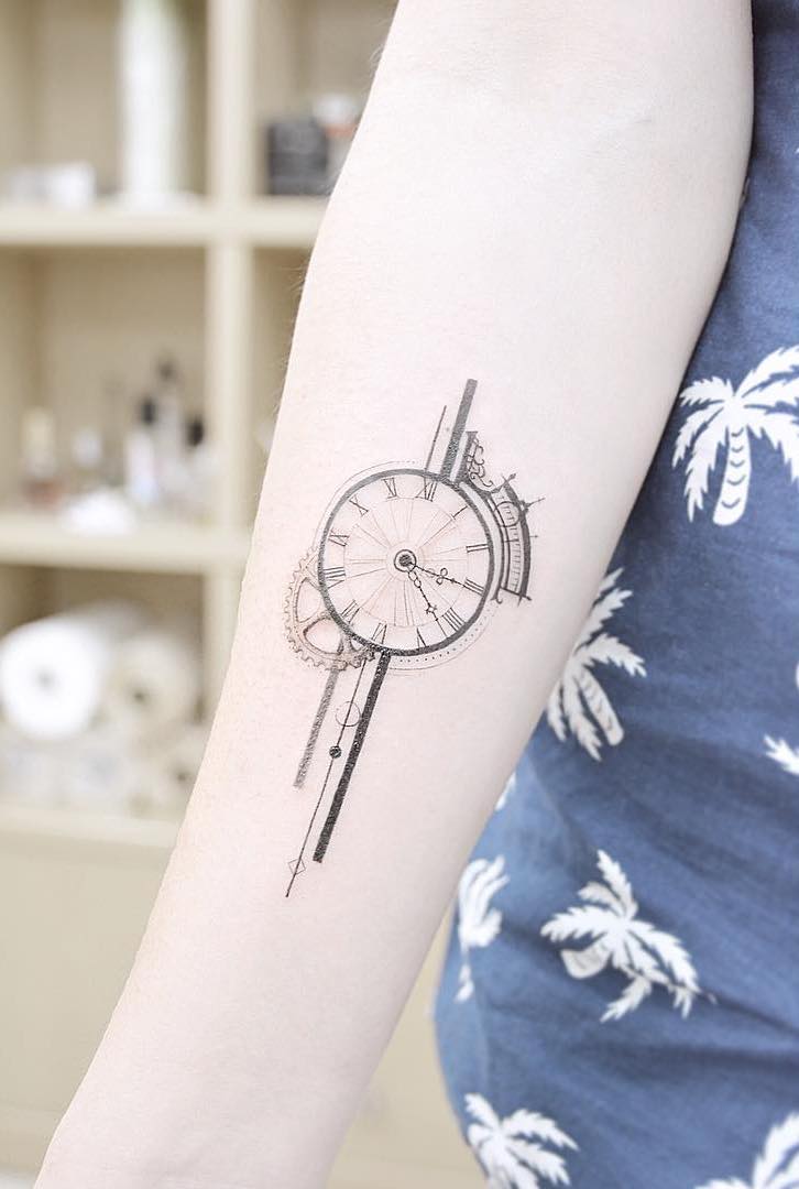 Mujer con tatuaje de reloj Mujer con tatuaje de reloj