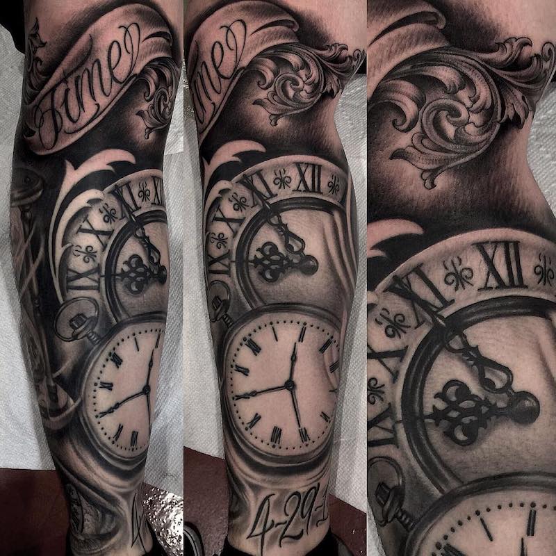 Mujer con un tatuaje de reloj Mujer con un tatuaje de reloj