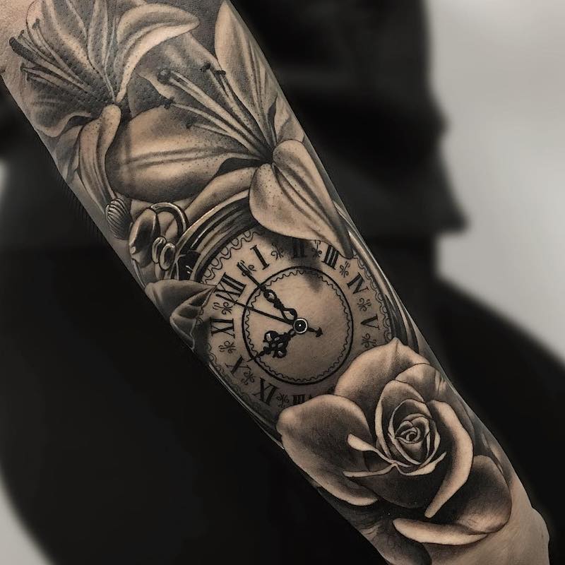 Hombre con tatuaje de reloj Hombre con tatuaje de reloj