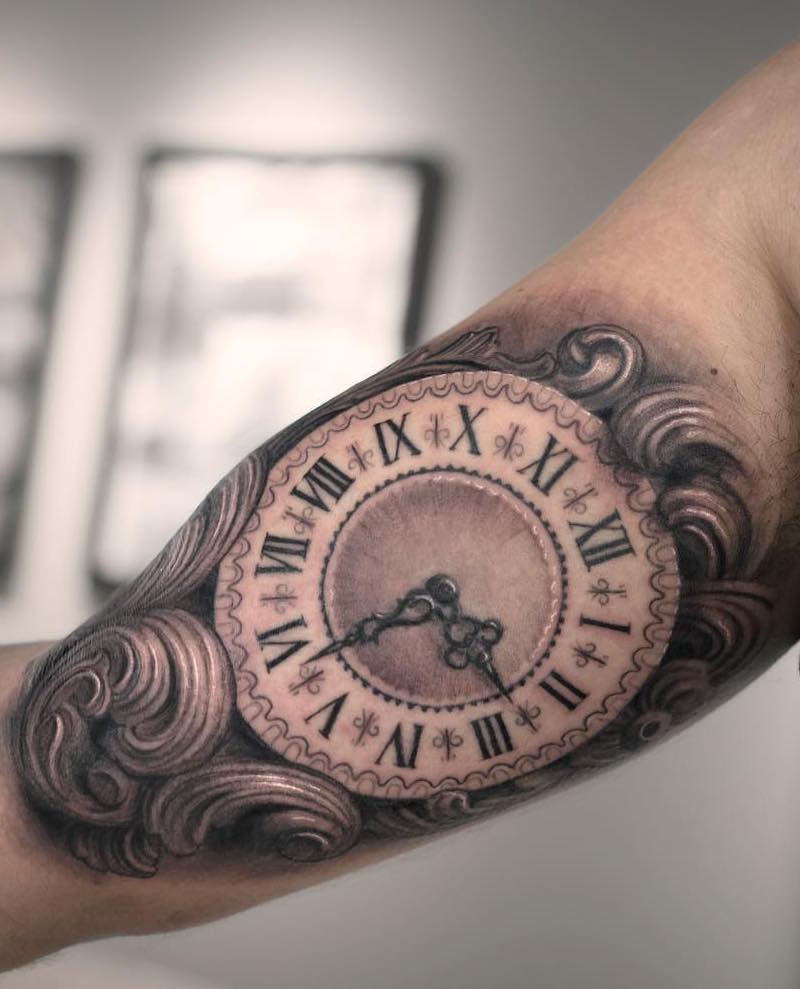 Una mujer con un tatuaje de reloj Una mujer con un tatuaje de reloj