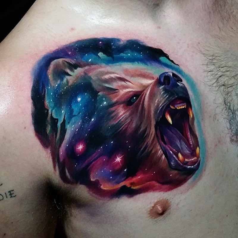 Persona con un tatuaje de oso Persona con un tatuaje de oso