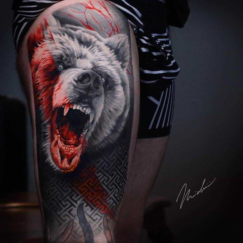 Hombre con tatuaje de oso Hombre con tatuaje de oso