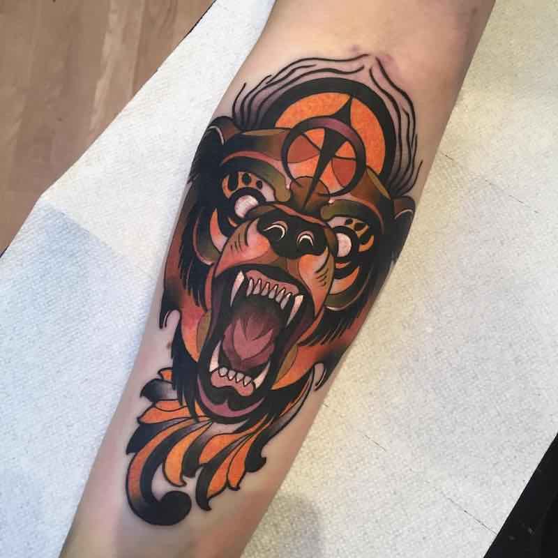 una persona con un tatuaje de oso una persona con un tatuaje de oso