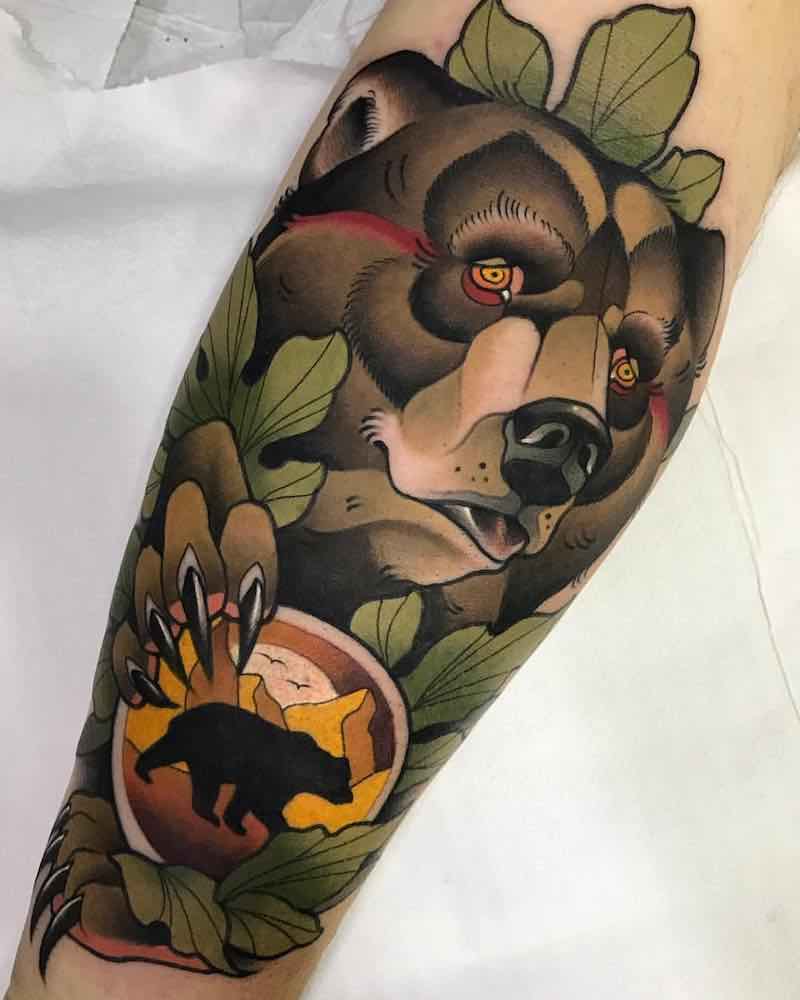 Mujer con tatuaje de oso Mujer con tatuaje de oso