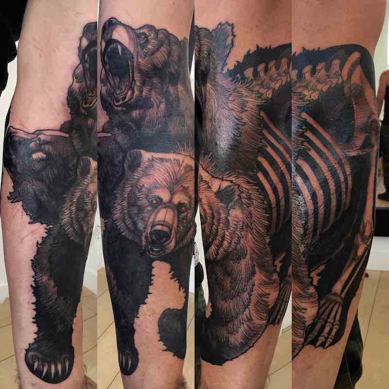 una persona con un tatuaje de oso una persona con un tatuaje de oso