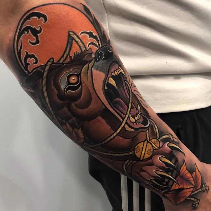 Mujer con un tatuaje de oso Mujer con un tatuaje de oso