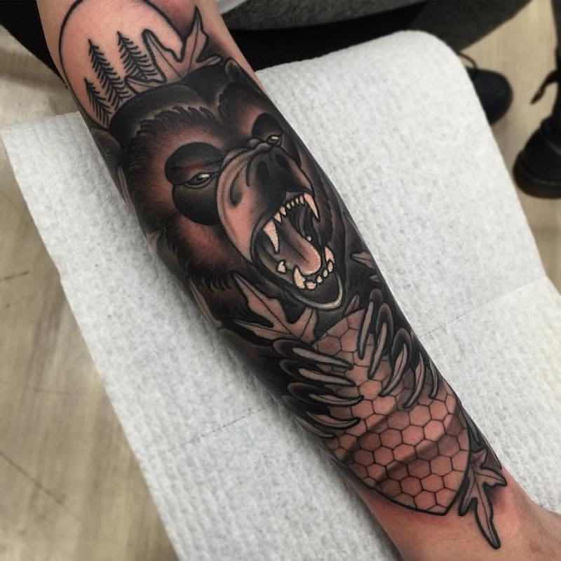 Hombre con tatuaje de oso Hombre con tatuaje de oso