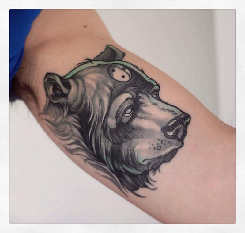 Un hombre con un tatuaje de oso Un hombre con un tatuaje de oso