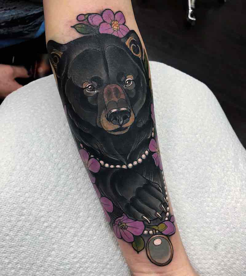 Un hombre con un tatuaje de oso Un hombre con un tatuaje de oso