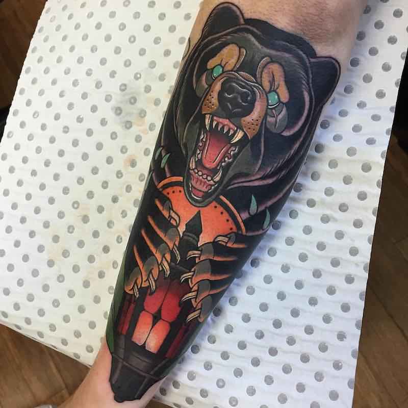 Una mujer con un tatuaje de oso Una mujer con un tatuaje de oso