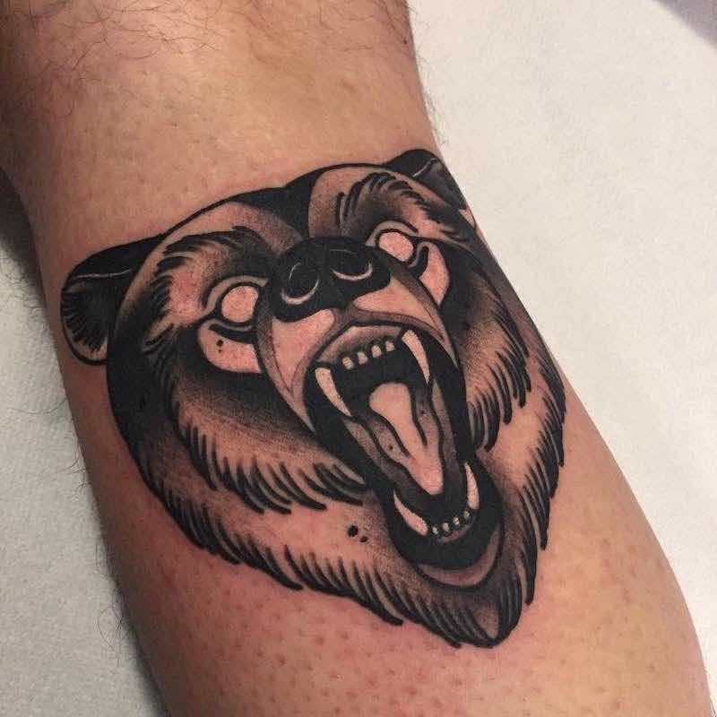 Persona con un tatuaje de oso Persona con un tatuaje de oso