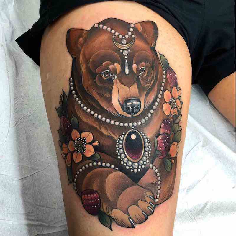 Un hombre con un tatuaje de oso Un hombre con un tatuaje de oso