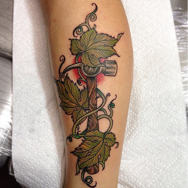 tatuaje de martillo muy interesante tatuaje de martillo muy interesante
