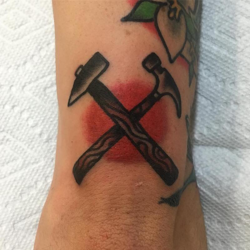 tatuaje de martillo perfecto para mujeres tatuaje de martillo perfecto para mujeres