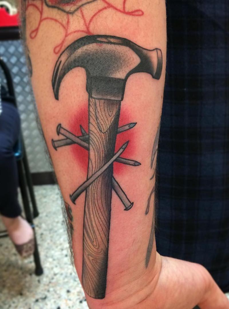 tatuaje de martillo perfecto para mujeres tatuaje de martillo perfecto para mujeres