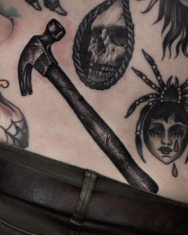 Hombre con tatuaje de martillo Hombre con tatuaje de martillo