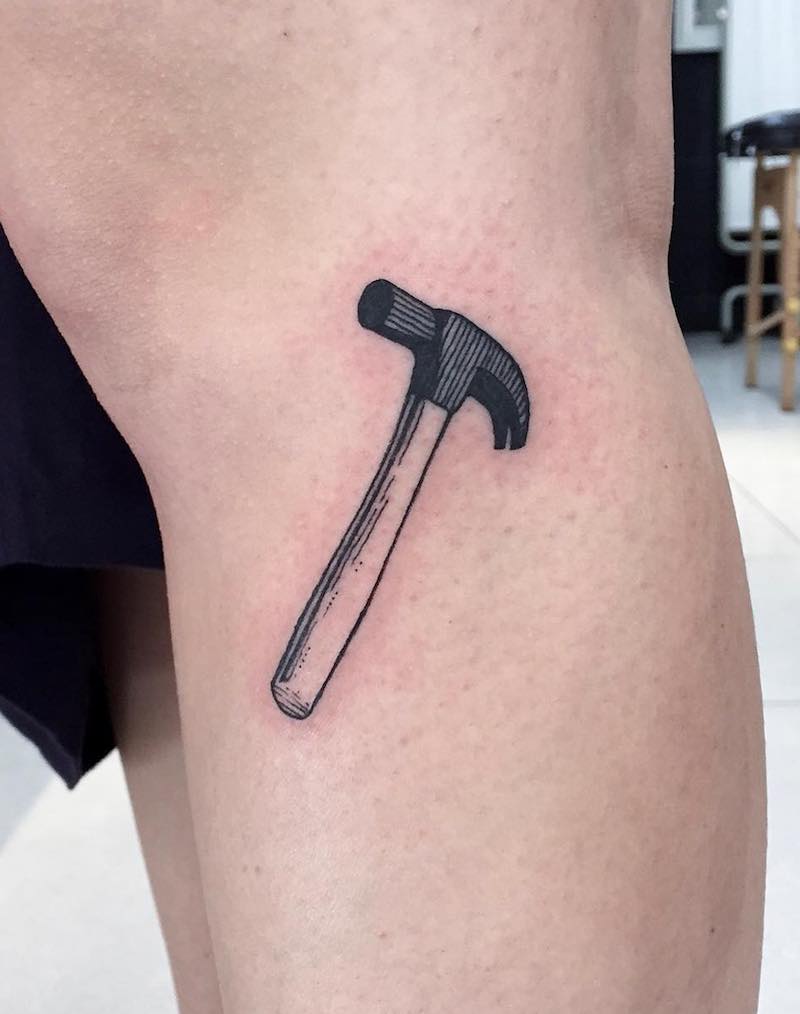 una persona con tatuaje de martillo una persona con tatuaje de martillo