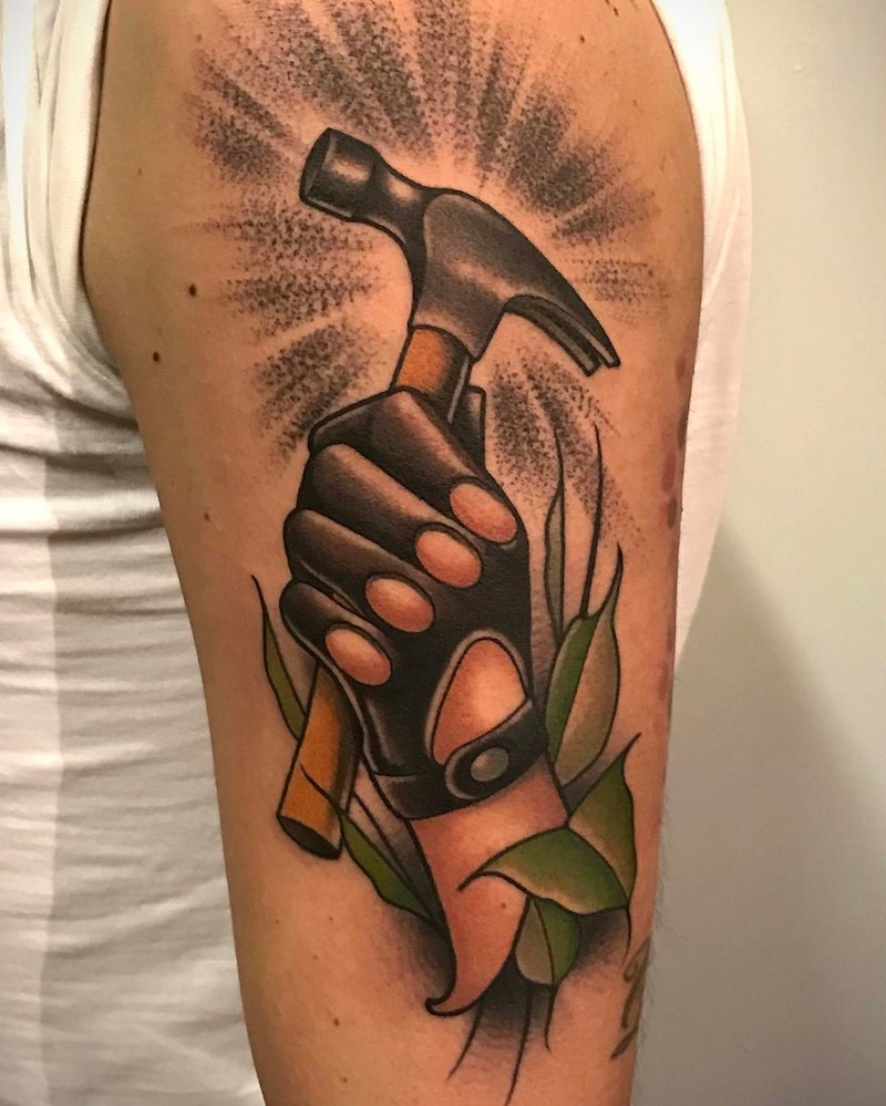tatuaje de martillo bastante interesante tatuaje de martillo bastante interesante