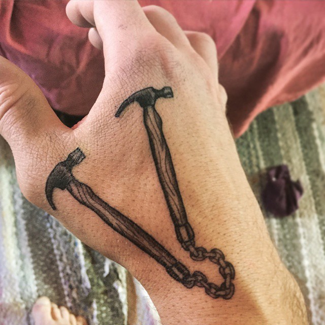 Mujer con tatuaje de martillo Mujer con tatuaje de martillo