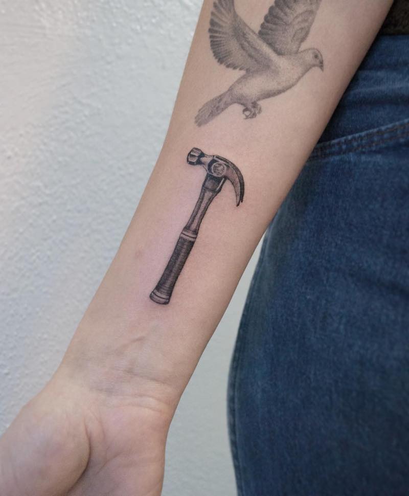 tatuaje de martillo moderno e interesante tatuaje de martillo moderno e interesante