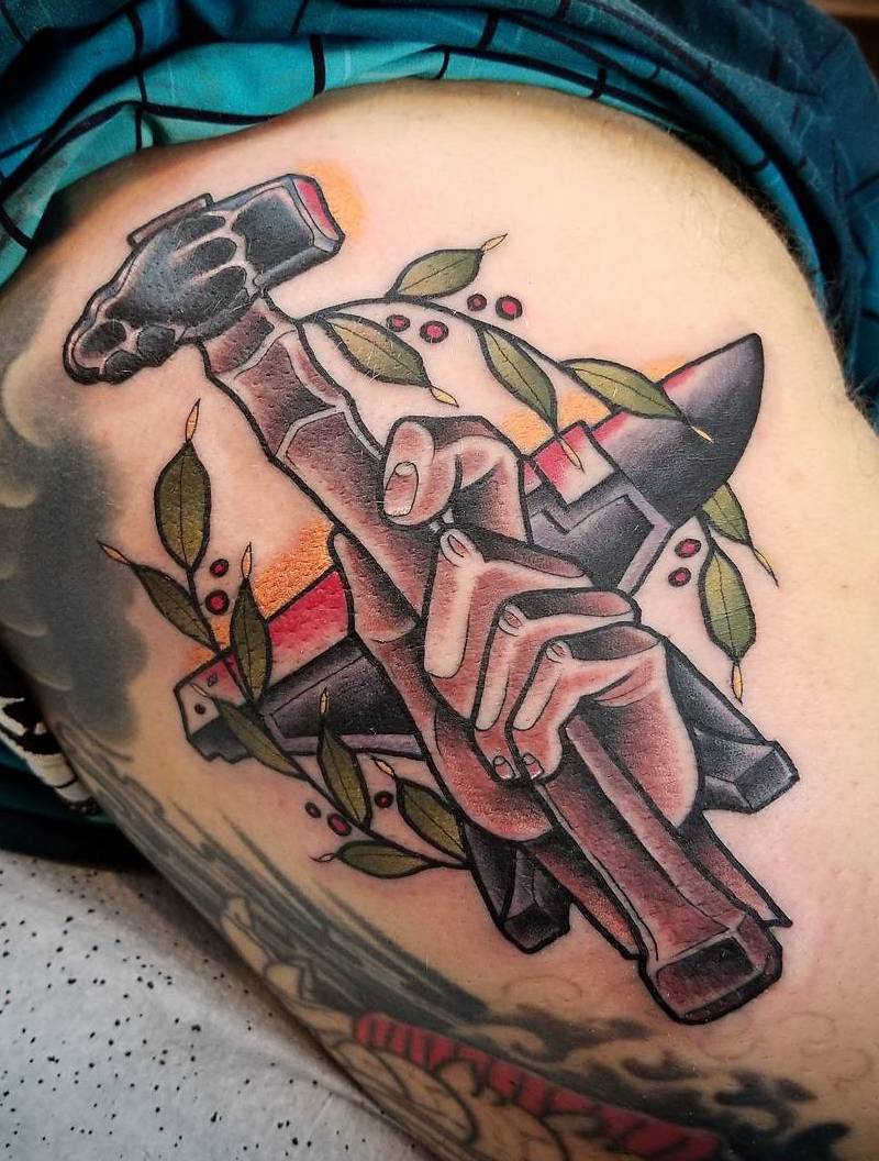 tatuaje de martillo perfecto para mujeres y hombres tatuaje de martillo perfecto para mujeres y hombres
