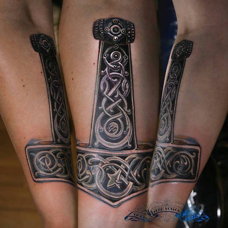 Increible tatuaje de martillo Increible tatuaje de martillo